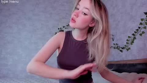 Mia online show from December 17, 6:09 am