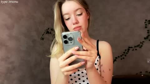 Mia online show from April 25, 11:01 am