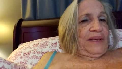 Snapshot of lonelylana1955 chatting on October 28, 10:16 am lonelylana1955 online show from October 28, 10:16 am