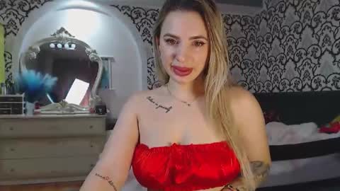 Queen LoraSinClare online show from February 4, 8:40 am