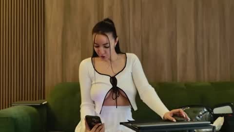 Snapshot of lorawarnner chatting on March 2, 7:43 am Miss online show from March 2, 7:43 am