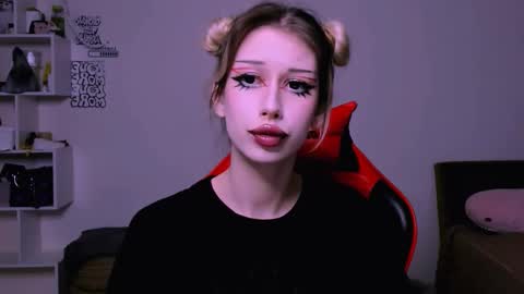 Lori online show from December 1, 6:17 pm