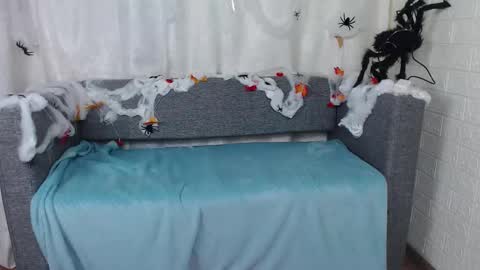 Snapshot of love_bella_ chatting on October 18, 12:26 am love bella online show from October 18, 12:26 am