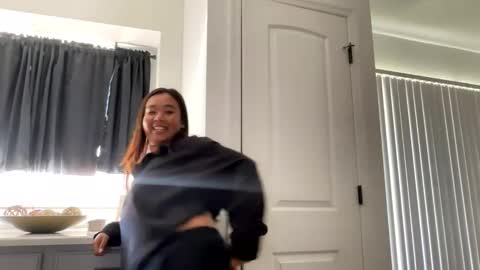 Snapshot of lovellly_ chatting on March 2, 4:21 pm Love online show from March 2, 4:21 pm