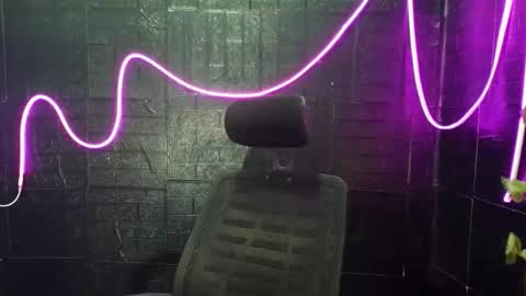 lovely_krizzy online show from April 25, 1:41 pm