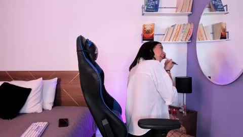 Snapshot of lucy_ferreiraa chatting on March 7, 4:56 am Your Lucy online show from March 7, 4:56 am