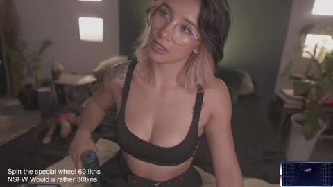 Lucy Alien  online show from February 22, 5:02 am