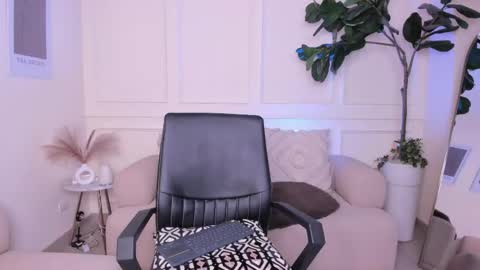 Lucy online show from November 15, 9:49 pm