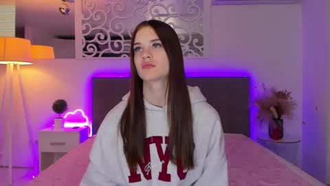 LuisaClover online show from February 20, 1:24 pm