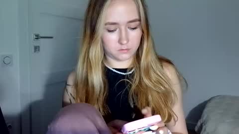 Lulu Baby18 online show from April 2, 8:05 pm