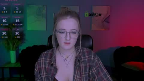 luna_berryy online show from April 4, 7:54 pm