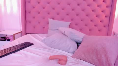 luna_solis online show from November 30, 9:00 pm