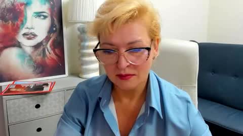 L u n a online show from April 15, 6:39 am