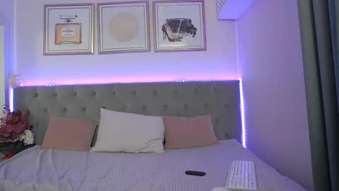 lunababe_ online show from February 1, 12:57 pm