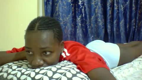 lunah_kitty online show from April 12, 7:45 am