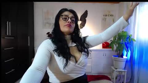 Snapshot of lust_mom chatting on October 2, 9:02 pm Angela 3 online show from October 2, 9:02 pm