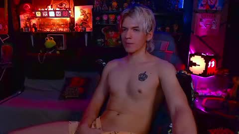 Snapshot of lustymatt chatting on October 28, 9:32 am lustymatt online show from October 28, 9:32 am