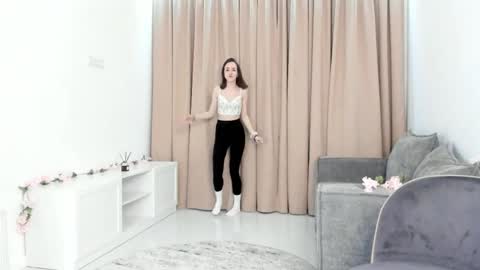 Lynsey online show from April 8, 6:33 pm