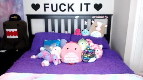 Mackenzie Wolfe online show from October 26, 4:24 am