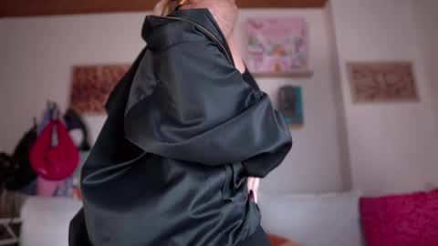 Maeve  schedule 11 am- 530 pm colombia time  online show from April 17, 4:31 pm