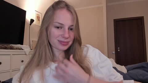 Snapshot of magic_couple13 chatting on December 16, 10:08 am Alice  online show from December 16, 10:08 am