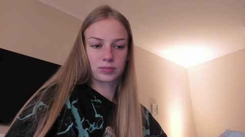 Snapshot of magic_couple13 chatting on December 5, 10:06 am Alice  online show from December 5, 10:06 am