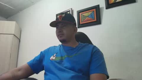 Snapshot of magic_milk23 chatting on October 21, 5:01 am magic_milk23 online show from October 21, 5:01 am