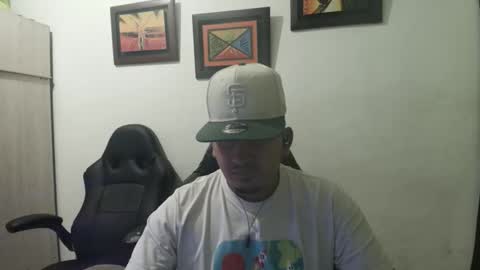 Snapshot of magic_milk23 chatting on October 6, 4:08 am magic_milk23 online show from October 6, 4:08 am