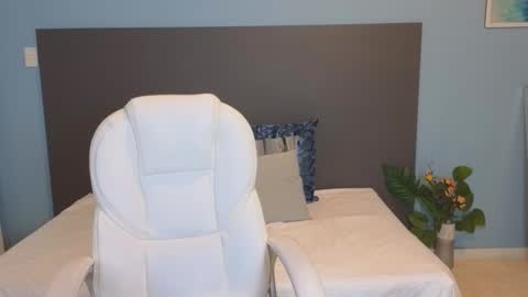 Maiaa Ruiz  online show from February 24, 1:10 pm