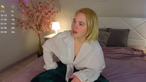 manic_pixie_ online show from March 9, 10:30 am