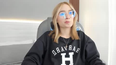 mara_33 online show from December 16, 8:15 pm