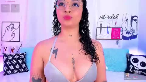 Snapshot of mari_sweett chatting on October 22, 6:53 pm Mari Sweett online show from October 22, 6:53 pm