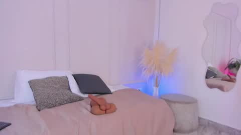 Maria Pettit online show from November 18, 11:57 am