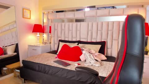 mariiahneedles online show from January 11, 1:06 am