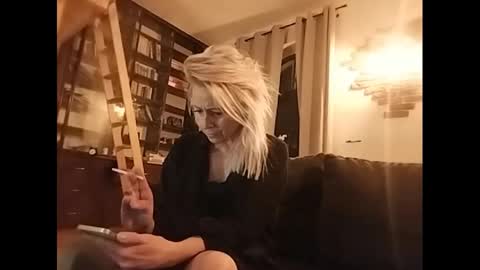 Snapshot of marrygorund chatting on February 8, 11:24 pm MaryGoRound online show from February 8, 11:24 pm