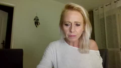 Snapshot of marrygorund chatting on October 27, 7:14 pm MaryGoRound online show from October 27, 7:14 pm