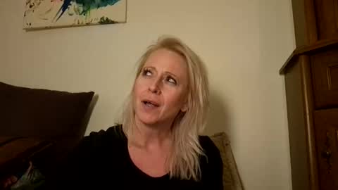 Snapshot of marrygorund chatting on October 2, 11:47 pm MaryGoRound online show from October 2, 11:47 pm