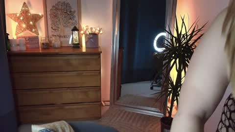 Snapshot of marrygrayes chatting on January 10, 9:42 pm Maria  online broadcast from Tuesday to Suturday from 6 pm to 12 pm Germany time Sunday-Monday offline online show from January 10, 9:42 pm
