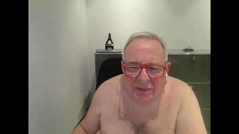 Snapshot of martin_1947 chatting on March 5, 11:27 pm martin_1947 online show from March 5, 11:27 pm