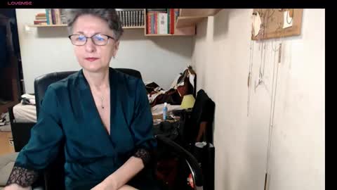 maturekate online show from October 12, 6:17 am
