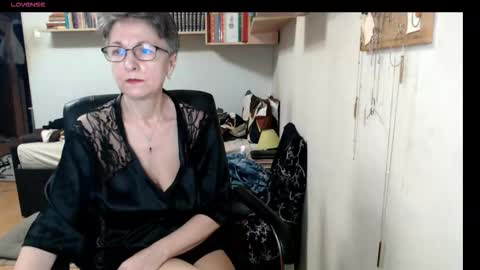 maturekate online show from October 17, 7:01 am
