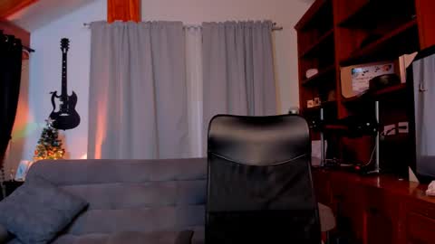 Snapshot of max_dic1 chatting on December 21, 9:58 pm max D. online show from December 21, 9:58 pm