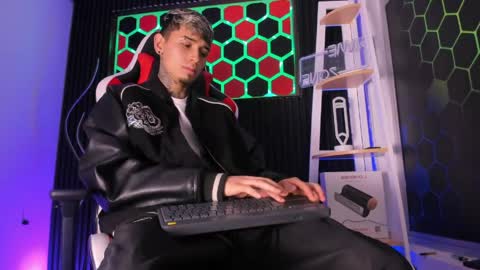 Max online show from April 7, 2:57 am