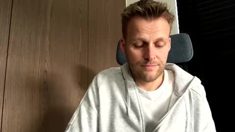 Max take off clothes online show from December 19, 12:55 pm