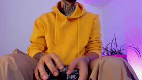 Max online show from November 19, 12:37 pm