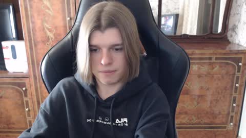 Max online show from February 22, 5:02 pm