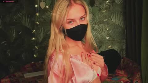 meeeewmeeeeow online show from November 18, 8:45 pm