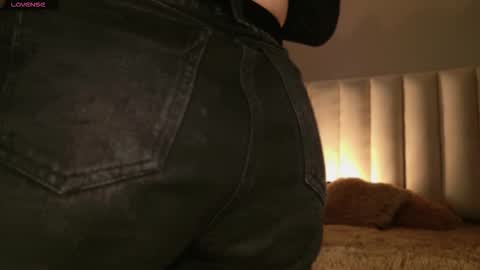 Snapshot of megan_moore__ chatting on October 22, 12:18 pm online show from October 22, 12:18 pm