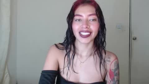 Snapshot of melanie_roux_ chatting on February 16, 6:10 pm Melanie roux online show from February 16, 6:10 pm