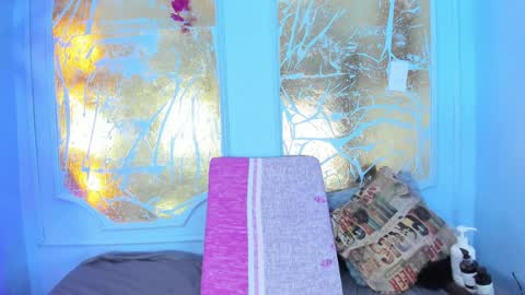 Melaniecooper online show from April 12, 7:45 am